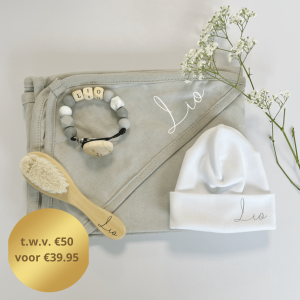 Kraamcadeau met naam – Cadeauset licht grijs €40