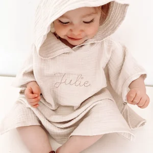 Hydrofiele poncho – beige – champagne borduurgaren – romantische letters