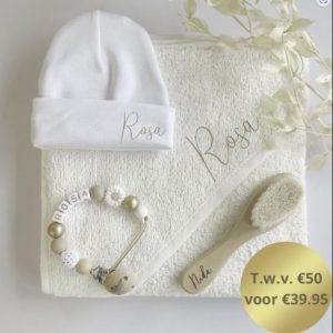 Kraamcadeau met naam – Cadeauset wit €40 badstof l